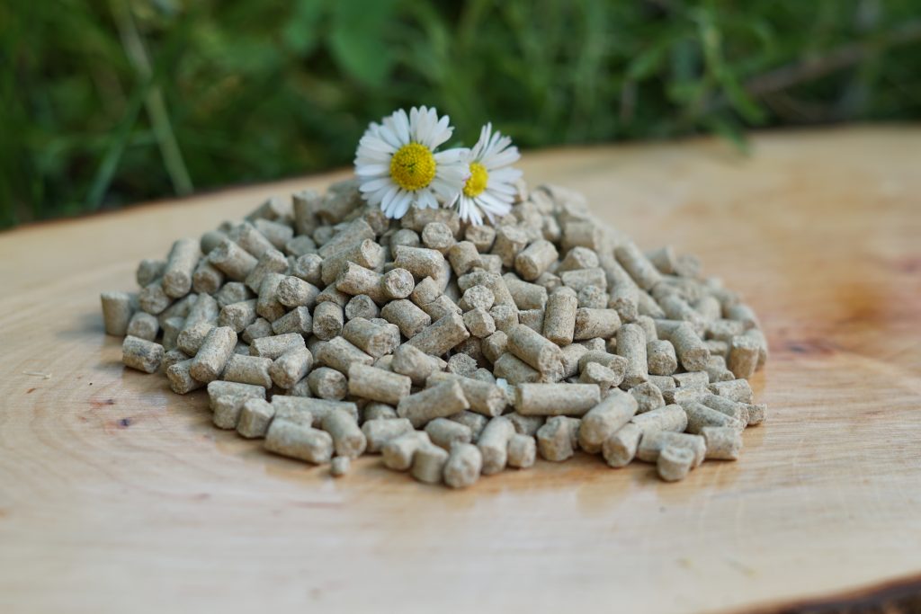 Mineralfutter für Pferde mit einer Blume dekoriert